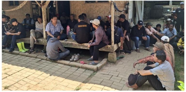 Aksi warga Cikamundin minta polri