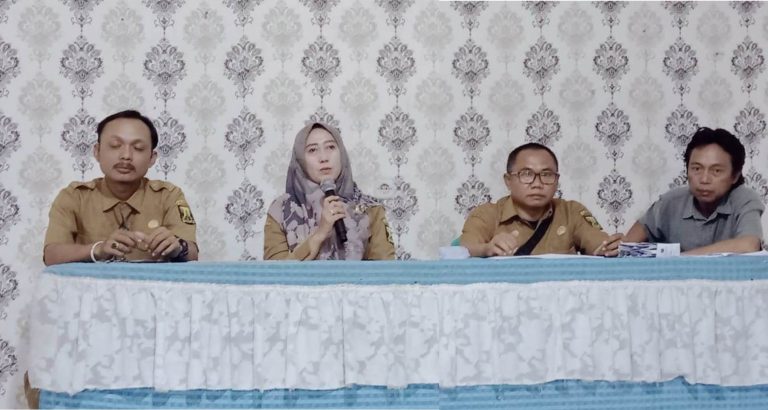 Kades Kompa Dan perangkat Saat Pembagian Insentif