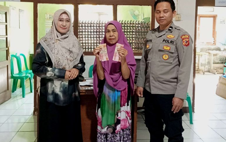 Pembagian BLT Desa Kompa Kades Penerima BLT Bhabinkamtibmas