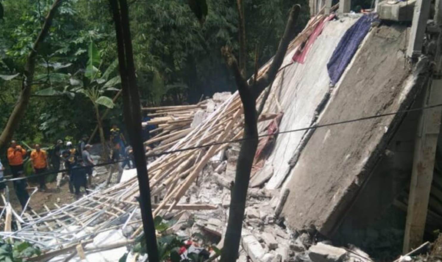 Bangunan Dua Lantai Majelis  Ambruk Bogor Maulid Nabi Muhammad SAW, 2 Tewas dan Puluhan Luka-Luka