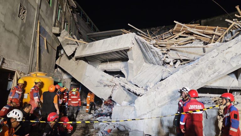 EVAKUASI KORBAN RUNTUHNYA BANGUNAN PESANTREN OLEH TIM RESCUE DAN BPBD