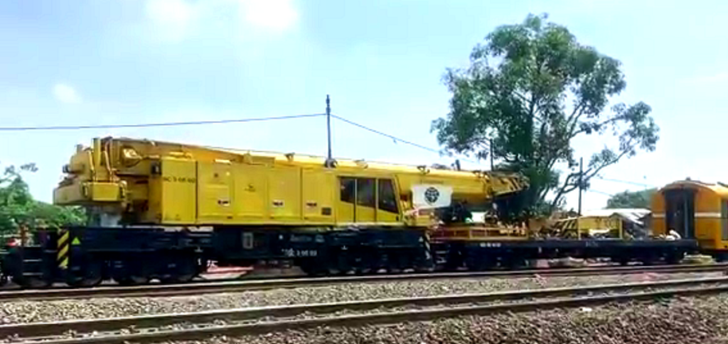 Evakuasi Mengevakuasi Dua Gerbong Kereta Api Purwo Jaya Yang Anjlok 1 1