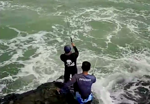 Dua Pemancing Hilang Terseret Ombak Pantai Cikeueus