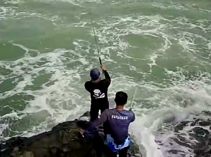 Dua Pemancing Hilang Terseret Ombak Pantai Cikeueus