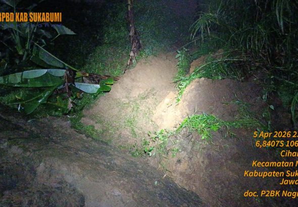 Akses Jalan Antar Desa Terputus Banjir dan Longsor Terjang, Rumah Warga Nagrak Sukabumi2