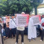 Kantor Kecamatan Cibadak Di Demo Santri, Minta Aktivitas Dapur SPPG Dihentikan
