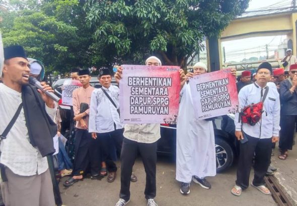 Kantor Kecamatan Cibadak Di Demo Santri, Minta Aktivitas Dapur SPPG Dihentikan