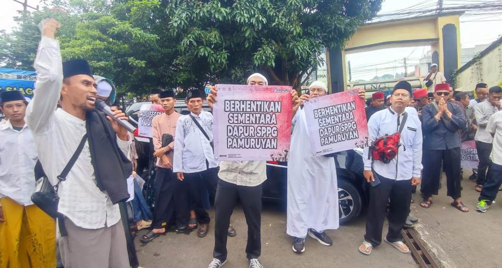 Kantor Kecamatan Cibadak Di Demo Santri, Minta Aktivitas Dapur SPPG Dihentikan