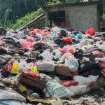 SAMPAH MENGGUNUNG DI JALAN PROPINSIDINAS LINGKUNGAN HIDUP (DLH) SUKABUMI DIAM