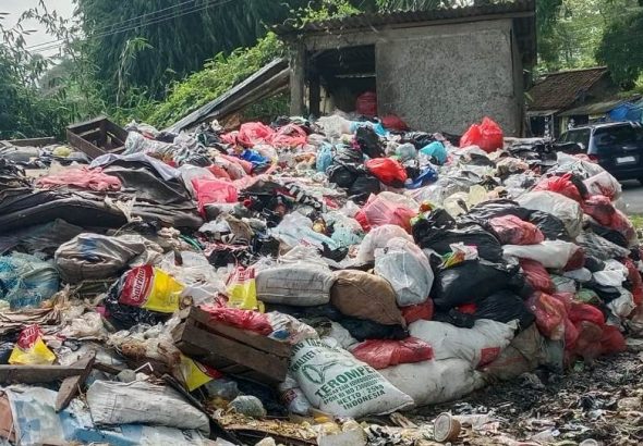 SAMPAH MENGGUNUNG DI JALAN PROPINSIDINAS LINGKUNGAN HIDUP (DLH) SUKABUMI DIAM