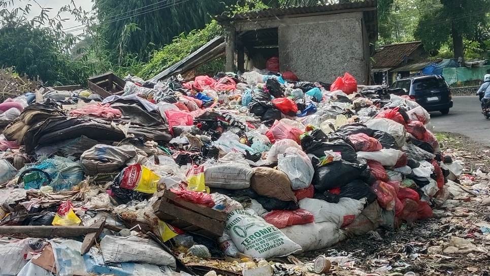 SAMPAH MENGGUNUNG DI JALAN PROPINSIDINAS LINGKUNGAN HIDUP (DLH) SUKABUMI DIAM